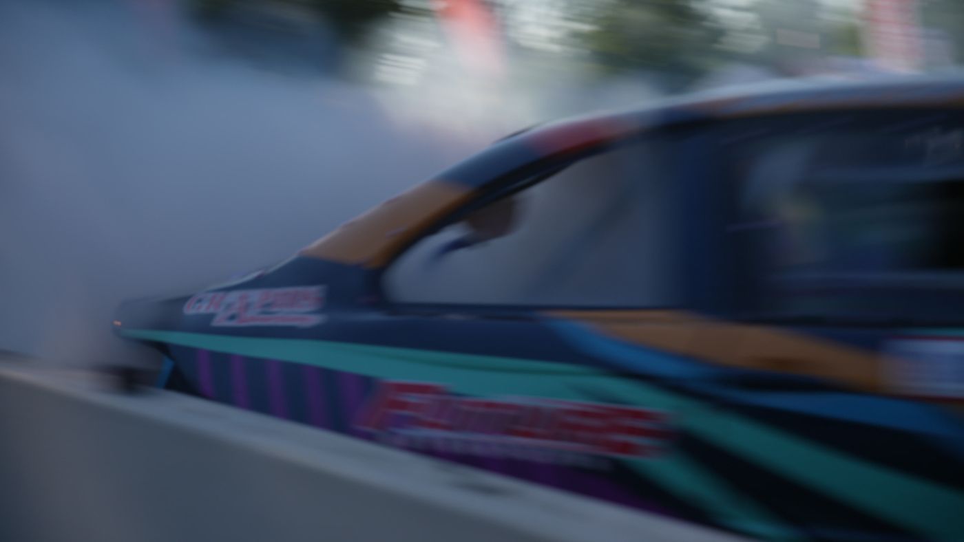 Drift pe circuit, cauciucuri în fum