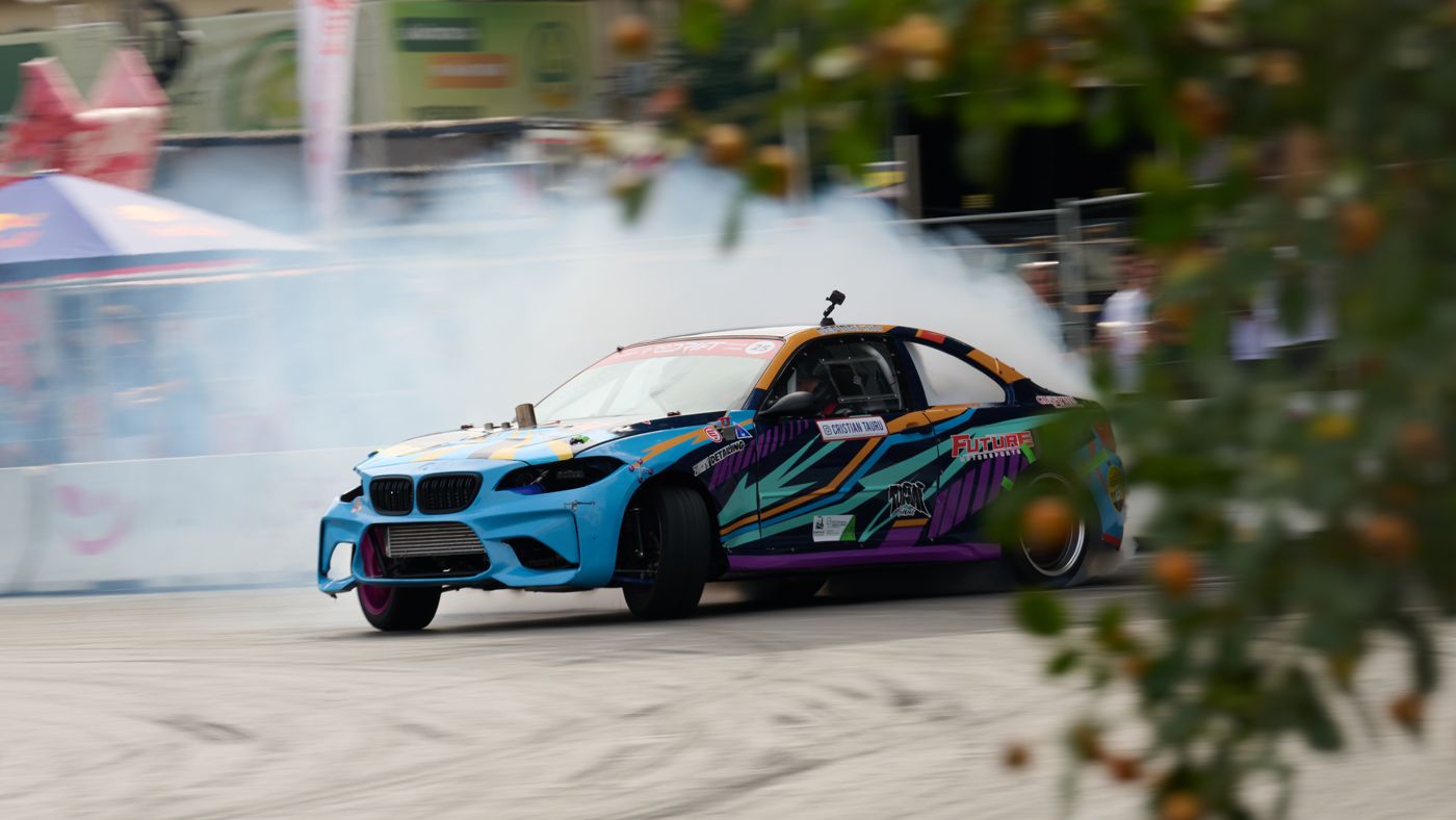 Mașina Toro Drift în drift, învăluită în fum