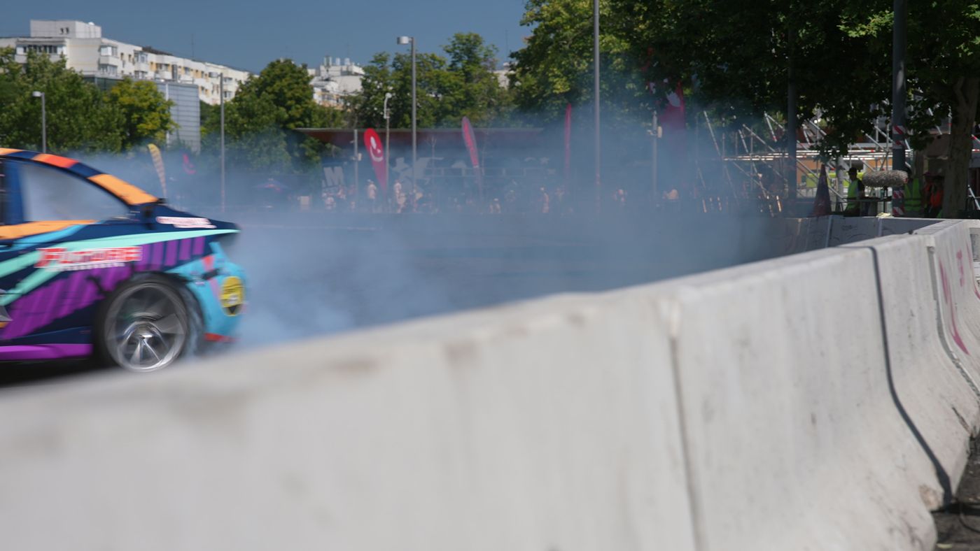 Tur de drift cu fum dens pe traseu