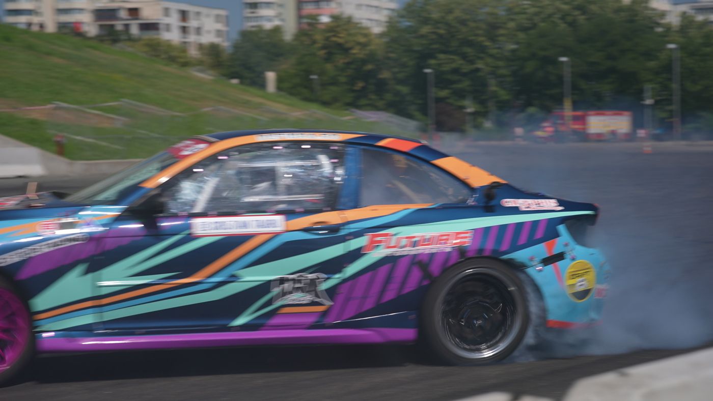 Intrare în viraj cu unghi mare de drift