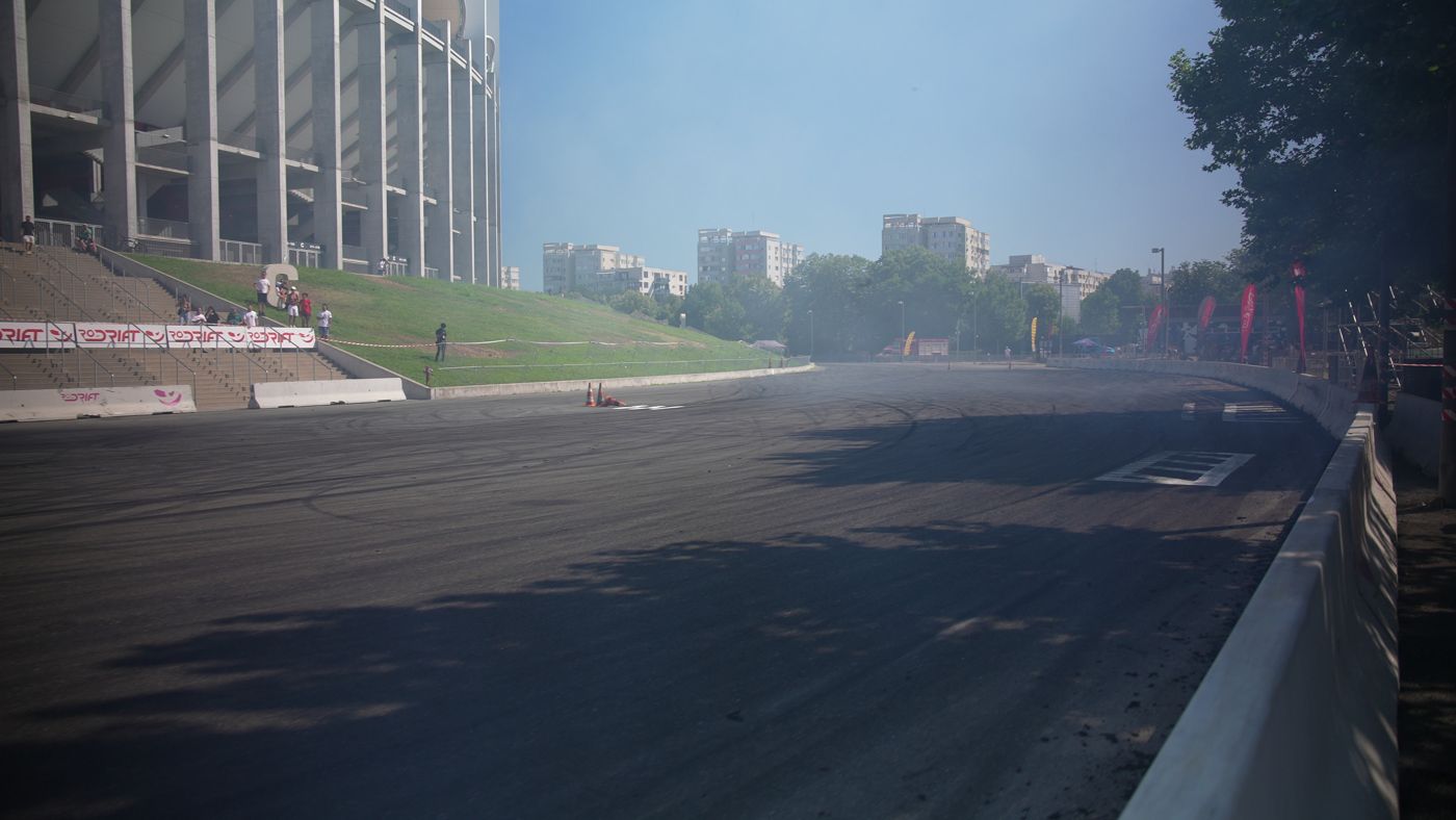 Serie de viraje în drift, cauciucuri fumegând