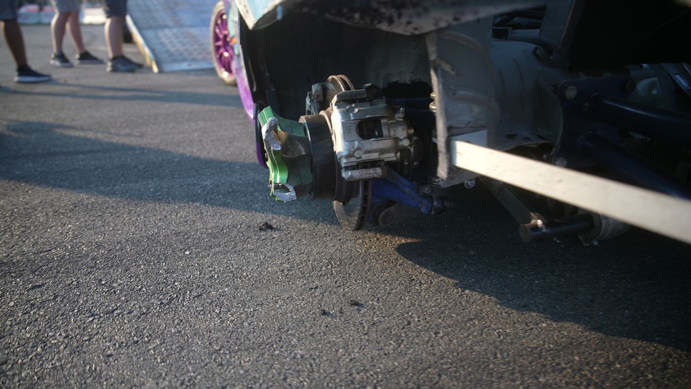 Mașina de competiție în plin drift, văzută din lateral