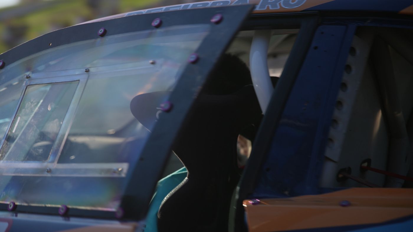 Drift spectaculos cu fum gros în fața publicului