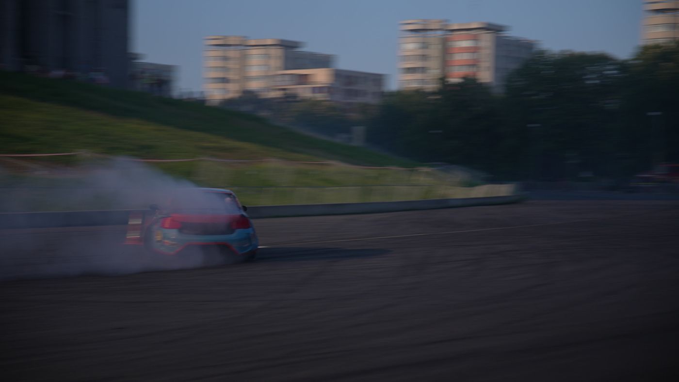Mașina Toro Drift pe traseu, cadru de aproape